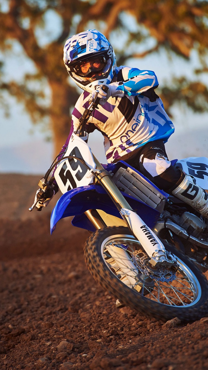 Mann im Blau-weißen Motorradanzug, Der Motocross-Dirt-Bike Fährt. Wallpaper in 720x1280 Resolution