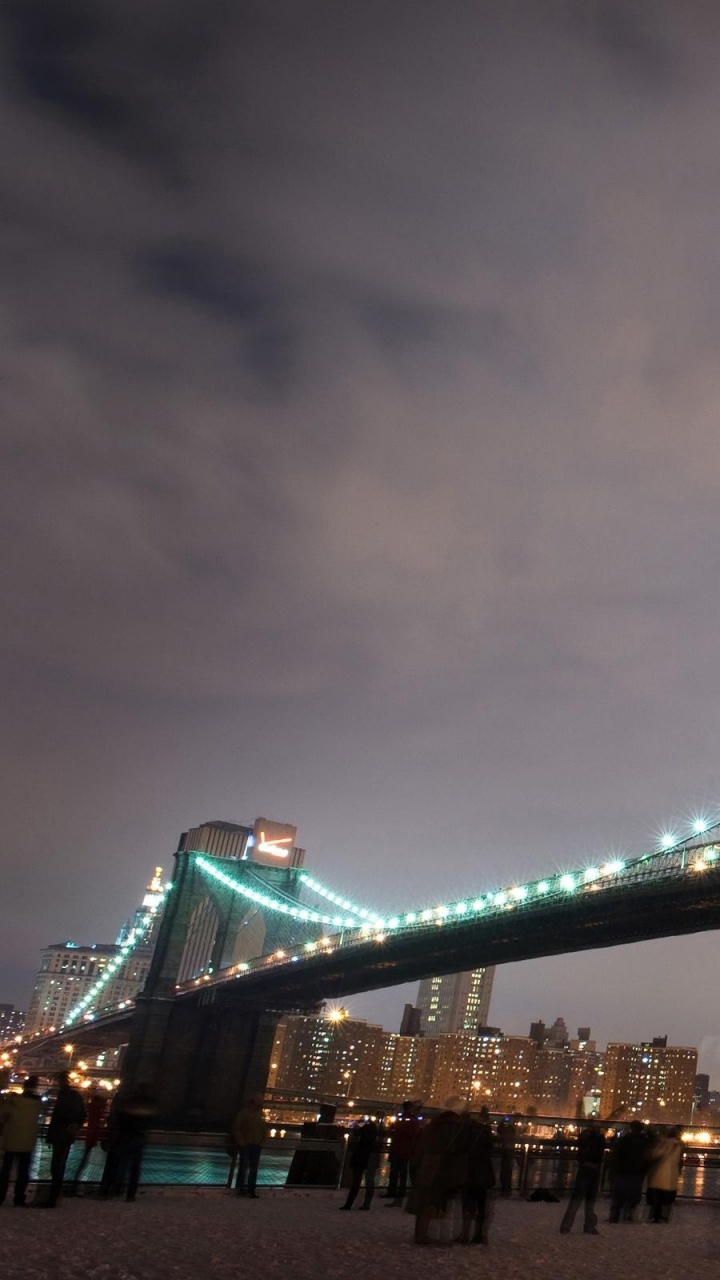 Pont Au-dessus D'un Plan D'eau Pendant la Nuit. Wallpaper in 720x1280 Resolution