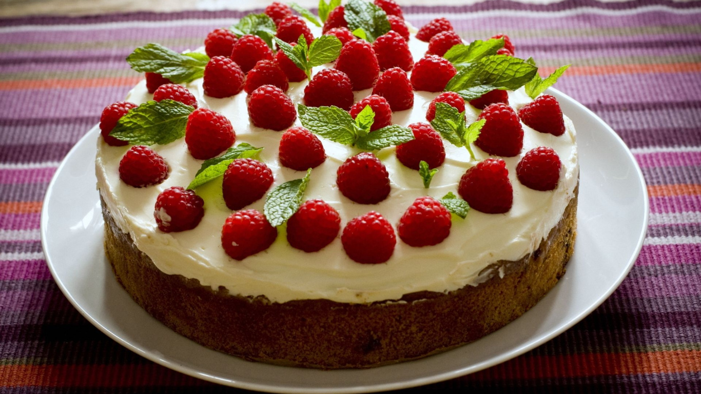 Erdbeerkuchen Auf Weißer Und Blauer Blumenkeramikplatte. Wallpaper in 1366x768 Resolution