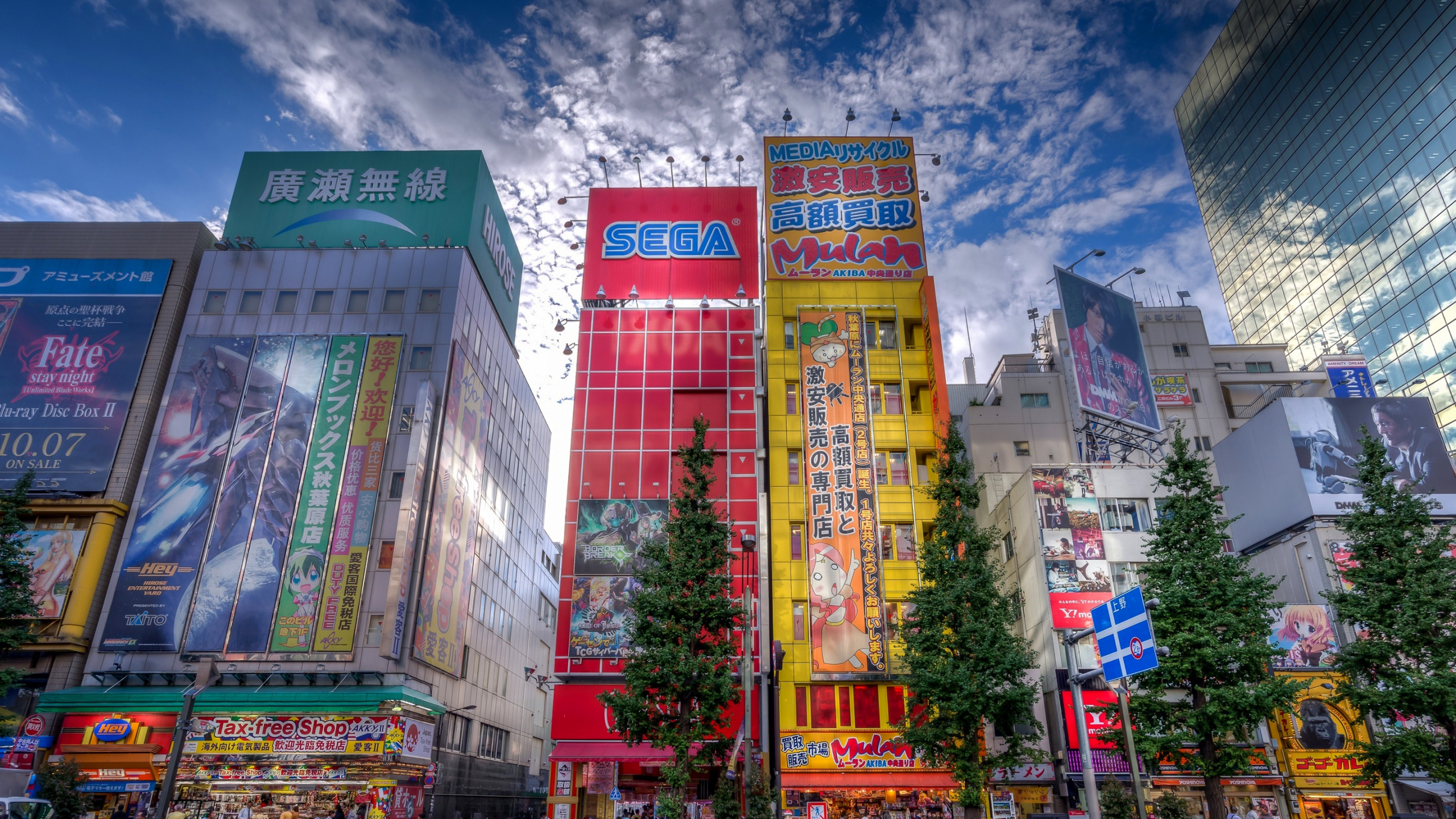 Autos Parken Tagsüber Vor Dem Gebäude. Wallpaper in 2560x1440 Resolution