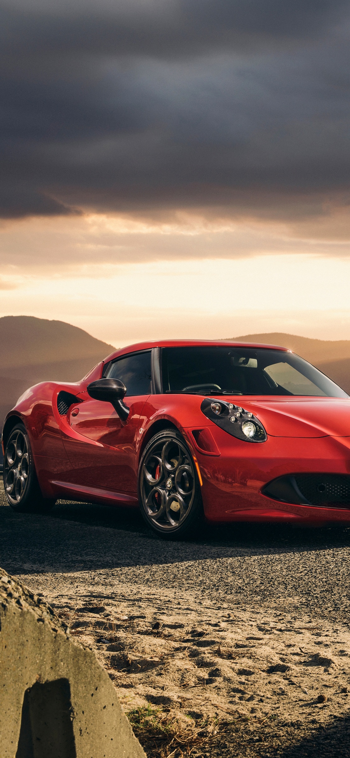 Ferrari Rouge 458 Italia Sur Sable Brun Pendant le Coucher du Soleil. Wallpaper in 1125x2436 Resolution