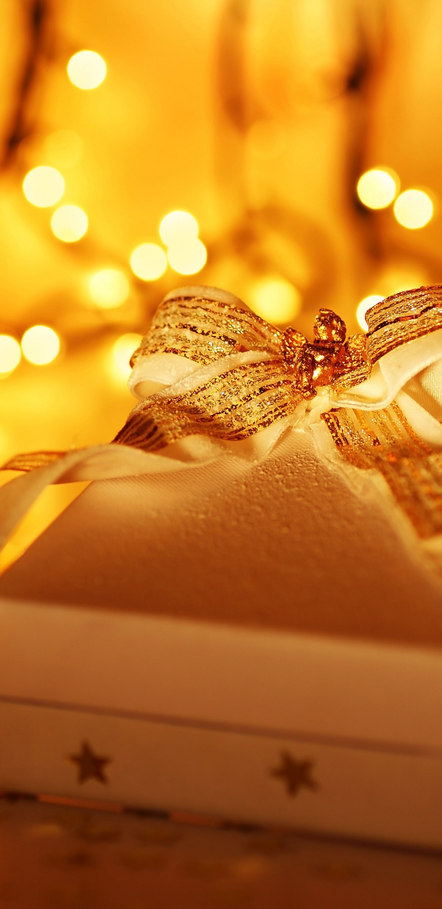 Cadeau, Ornement de Noël, Cadeau de Noël, Jaune, Éclairage. Wallpaper in 1440x2960 Resolution