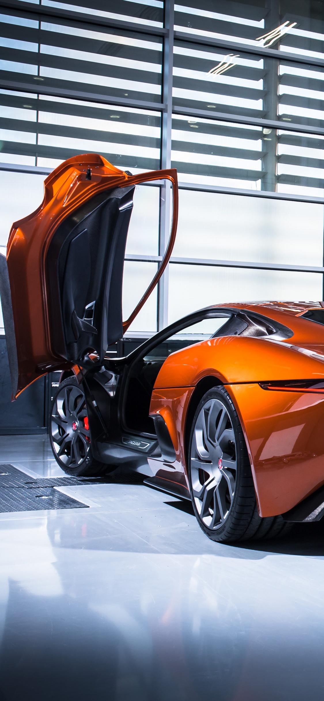 Orange Und Schwarzer Lamborghini Aventador. Wallpaper in 1125x2436 Resolution