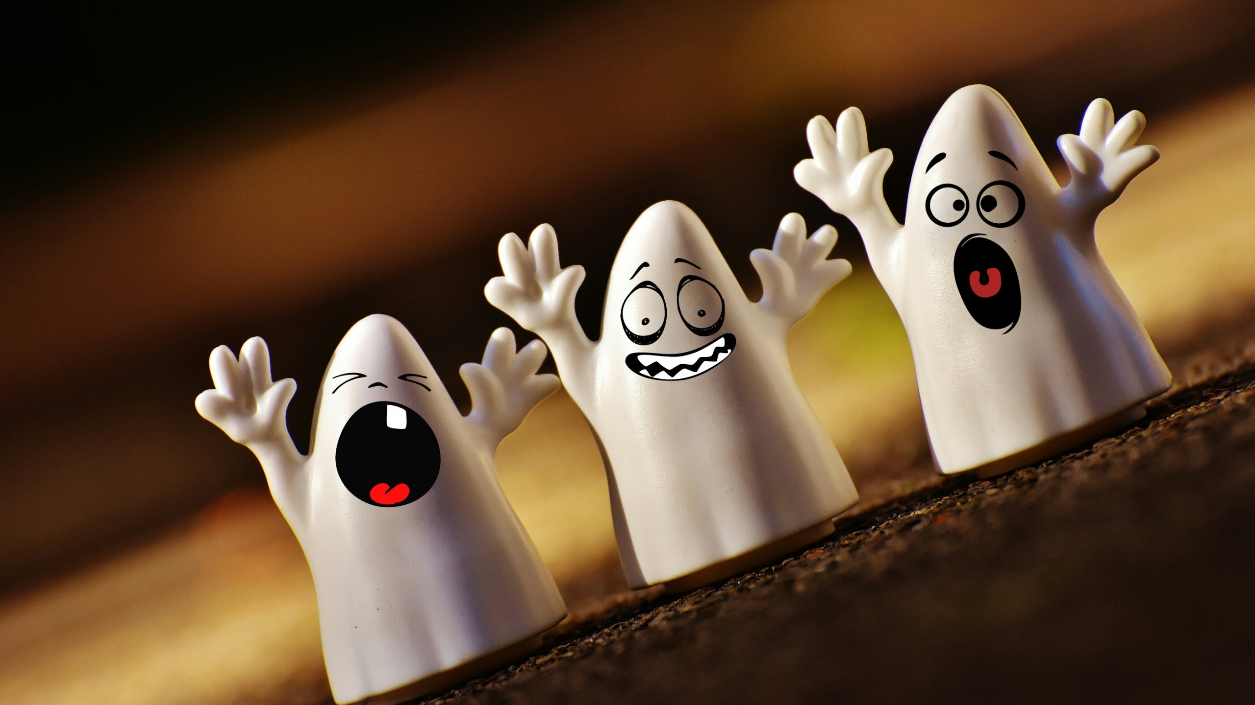 Figurines Fantômes Blanches et Noires. Wallpaper in 2560x1440 Resolution