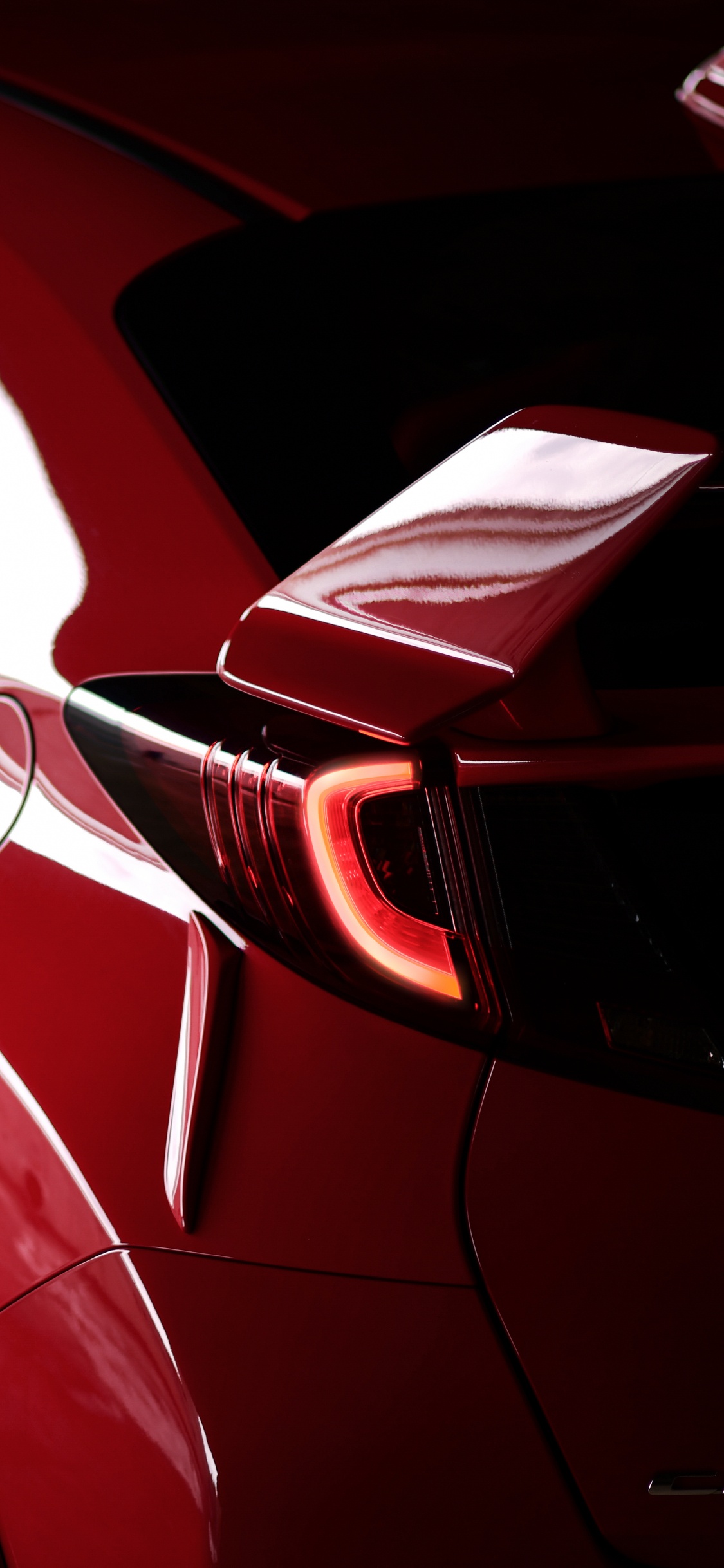 Coupe Rojo Sobre la Carretera de Asfalto Gris Durante el Día. Wallpaper in 1125x2436 Resolution