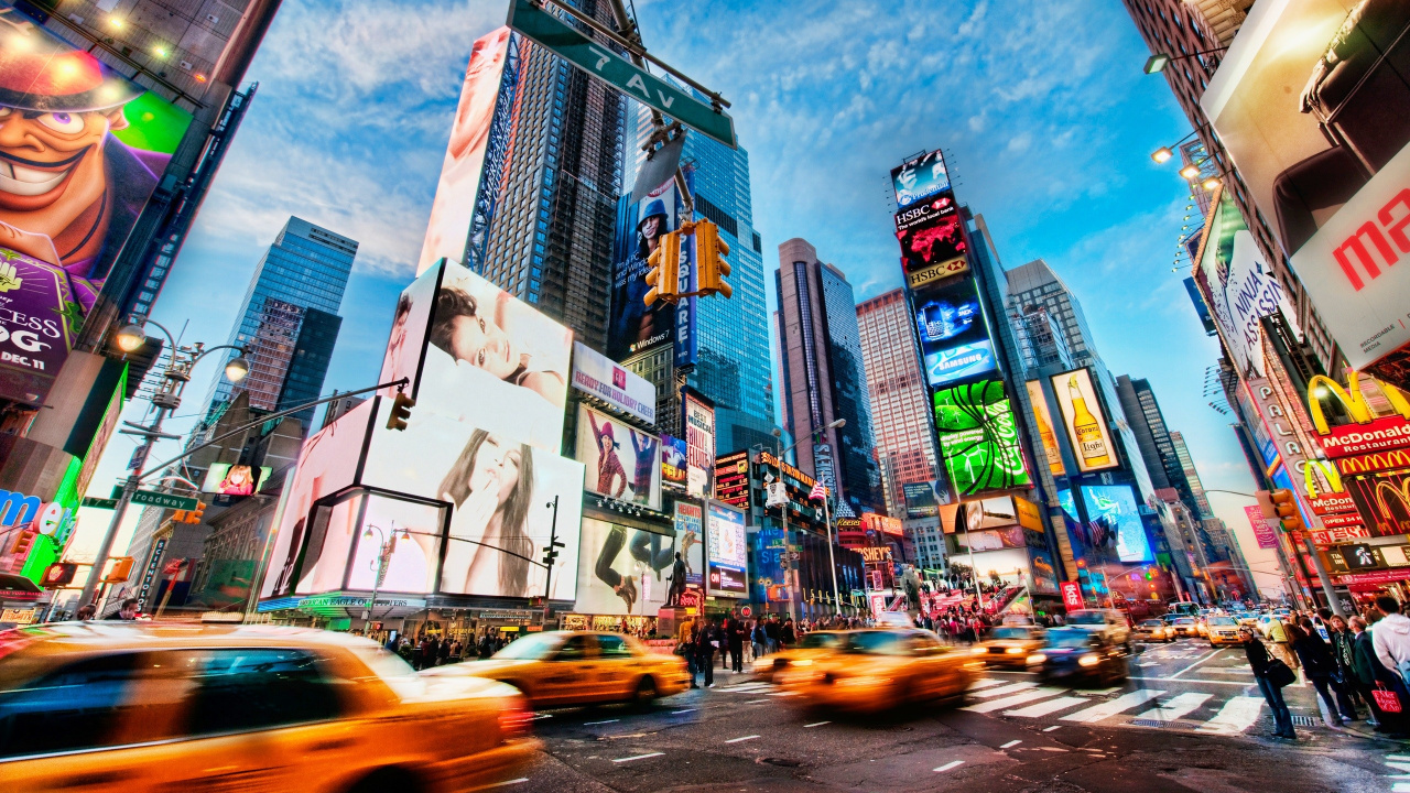 Autos Auf Der Straße in Der Nähe Von Hochhäusern Tagsüber. Wallpaper in 1280x720 Resolution