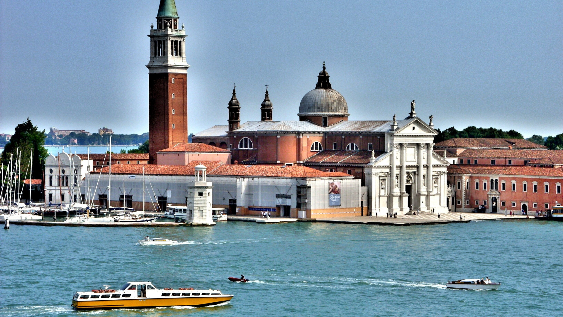 Bâtiment en Béton Brun et Blanc à Côté D'un Plan D'eau Pendant la Journée. Wallpaper in 1920x1080 Resolution