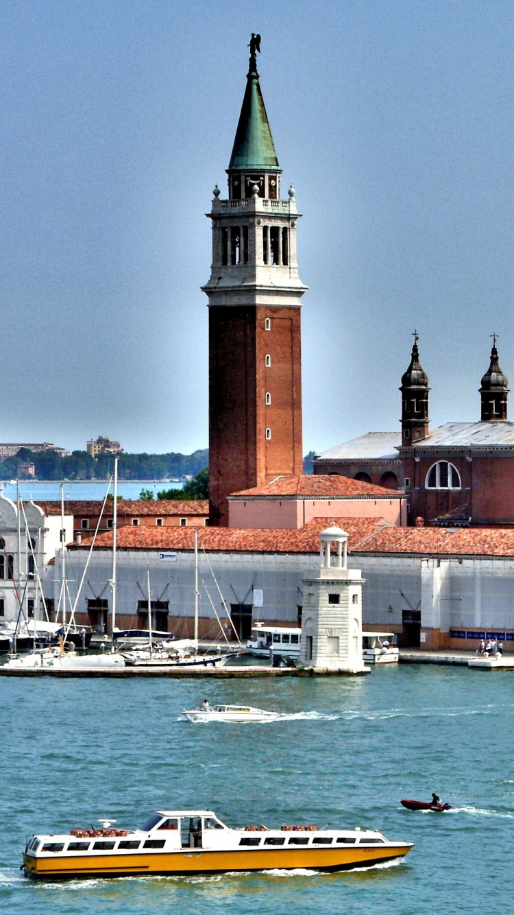 Edificio de Hormigón Marrón y Blanco Junto al Cuerpo de Agua Durante el Día. Wallpaper in 750x1334 Resolution