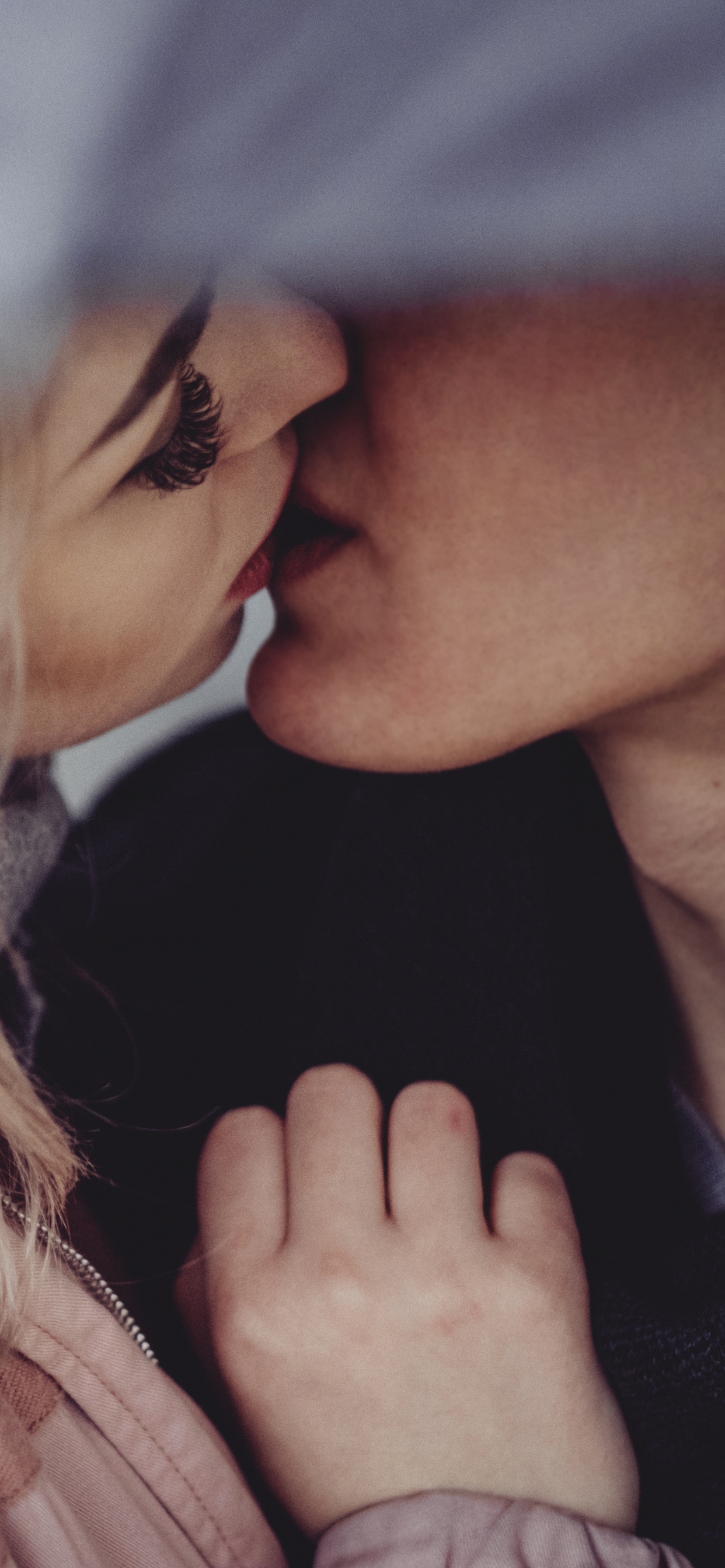 Kuss, Romantik, Ehepaar, Haar, Blonde. Wallpaper in 1242x2688 Resolution