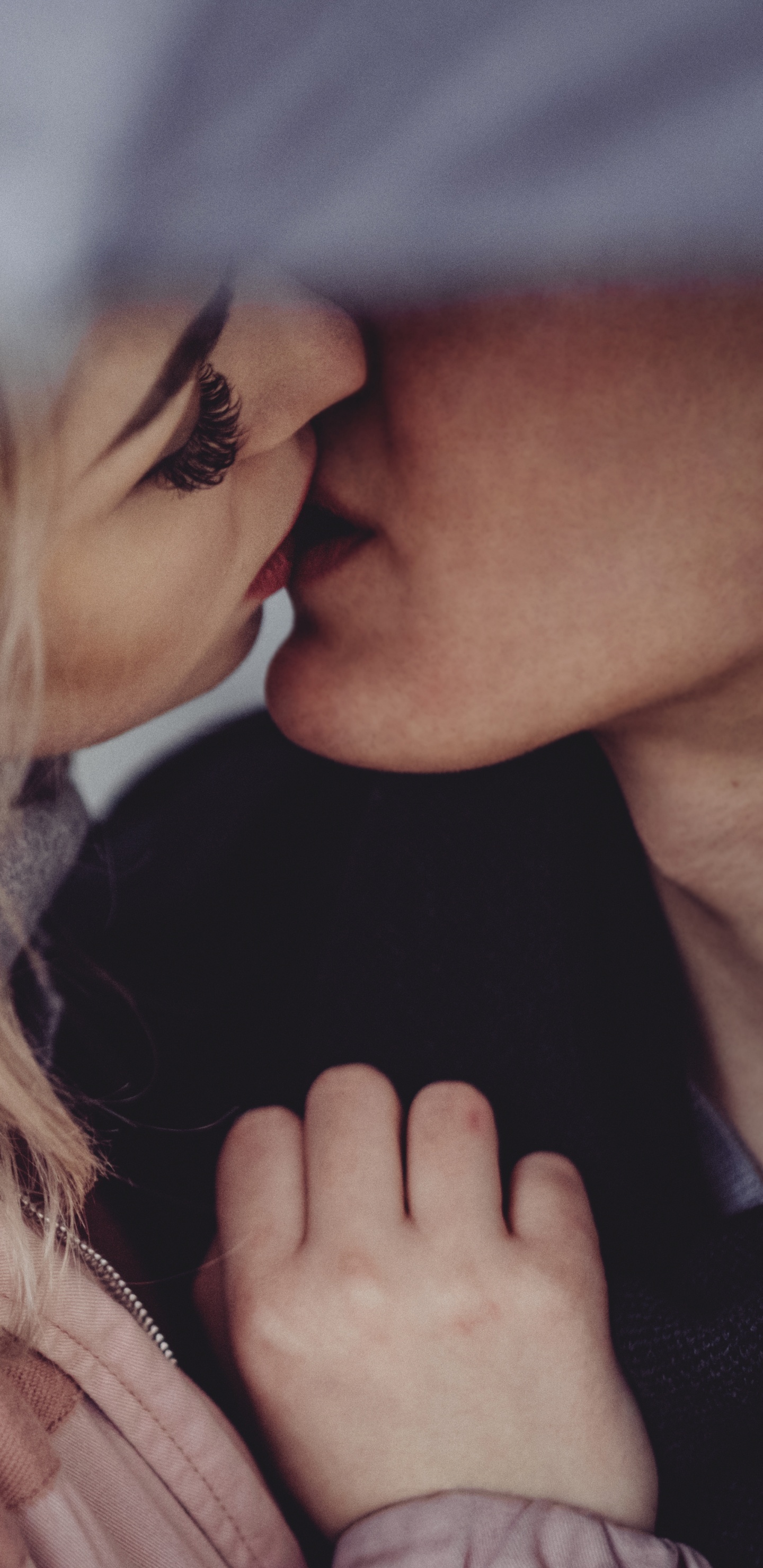 Kuss, Romantik, Ehepaar, Haar, Blonde. Wallpaper in 1440x2960 Resolution