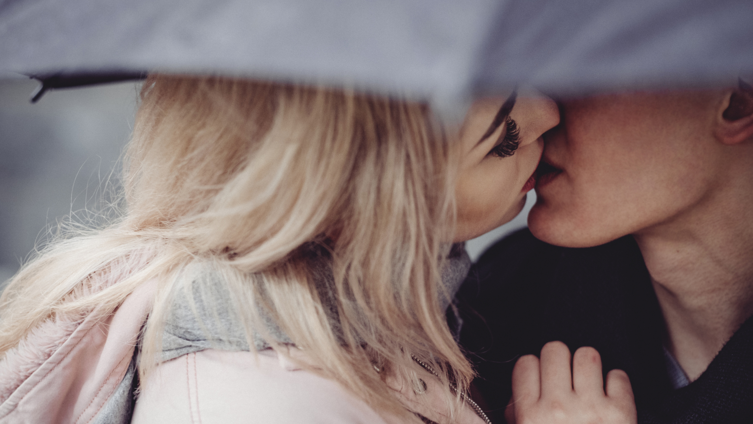 Kuss, Romantik, Ehepaar, Haar, Blonde. Wallpaper in 2560x1440 Resolution