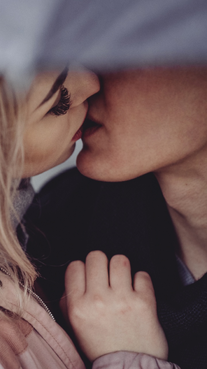 Kuss, Romantik, Ehepaar, Haar, Blonde. Wallpaper in 720x1280 Resolution