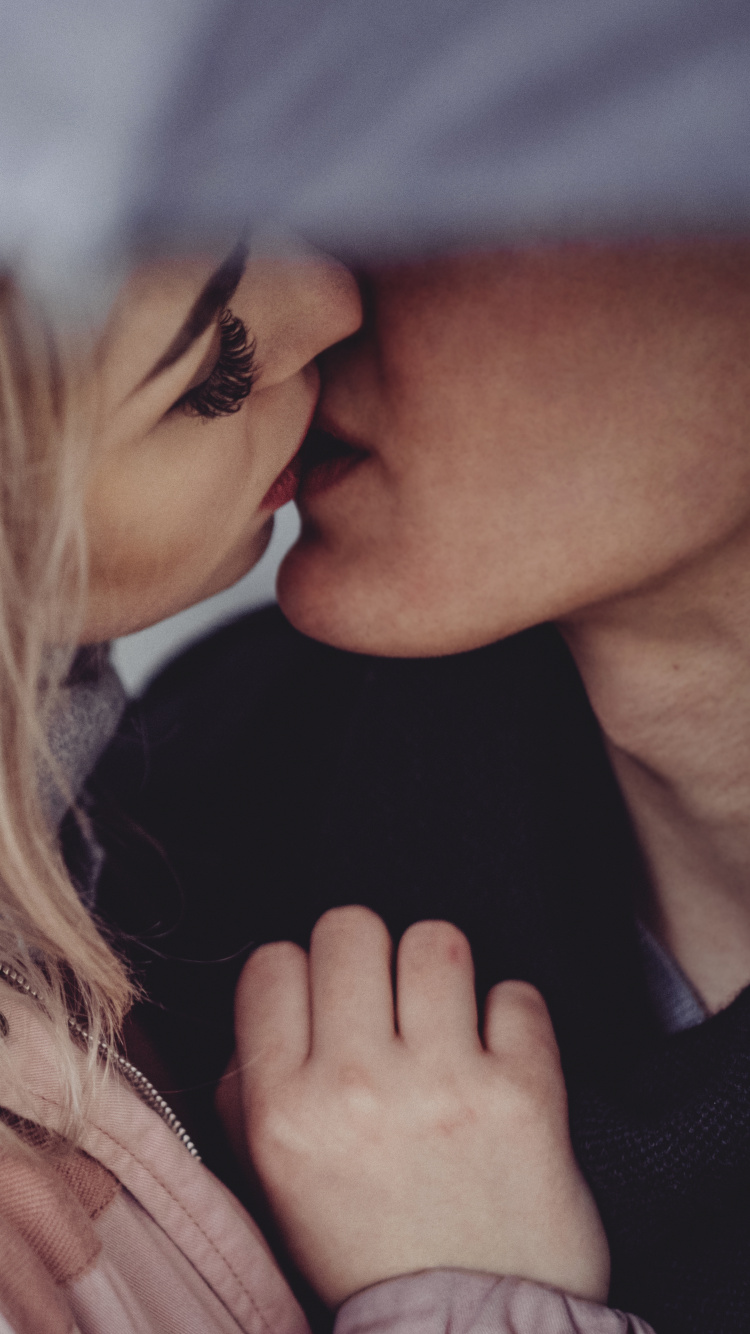 Kuss, Romantik, Ehepaar, Haar, Blonde. Wallpaper in 750x1334 Resolution