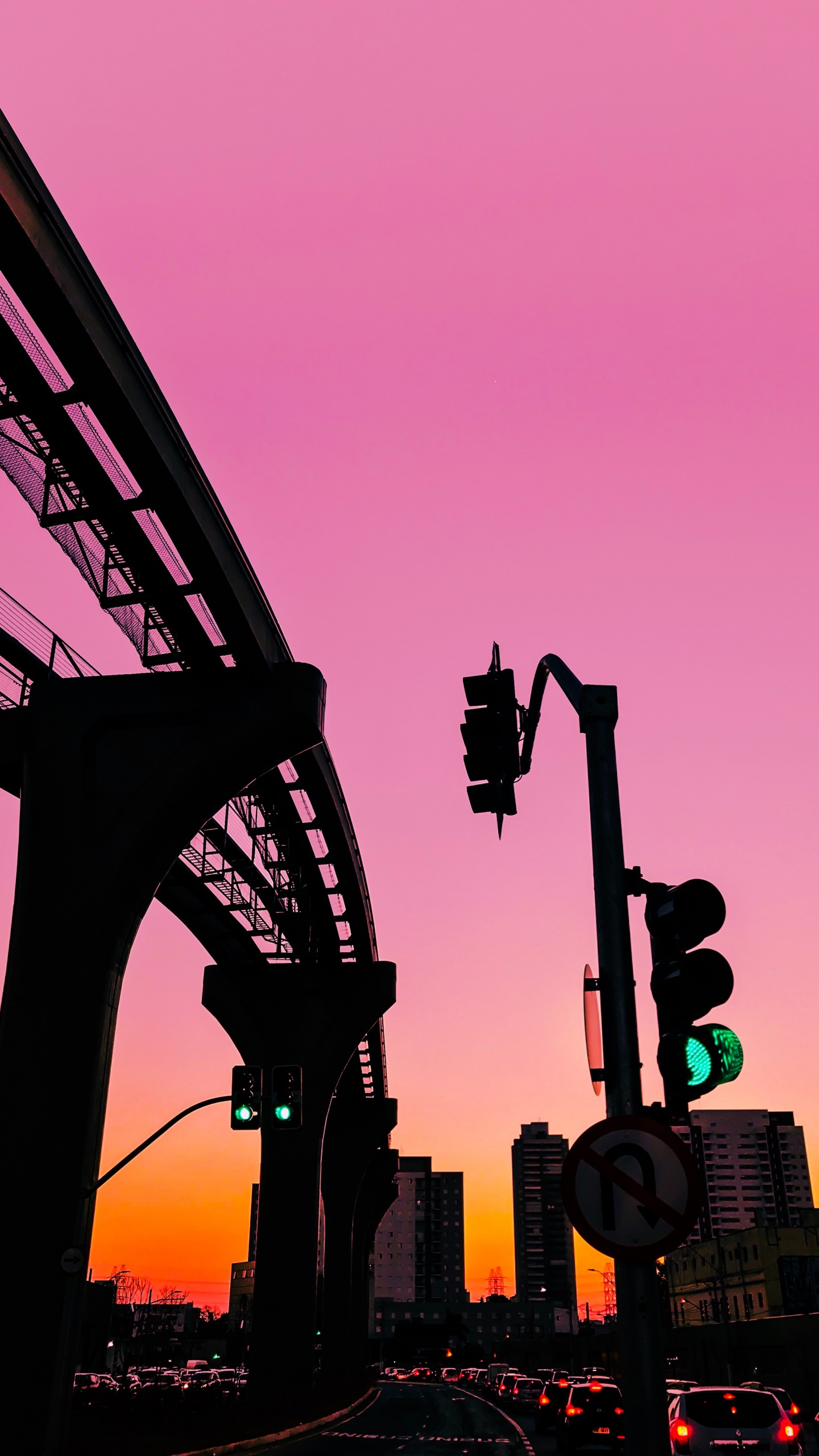 Silhouette Der Brücke Bei Sonnenuntergang. Wallpaper in 1440x2560 Resolution