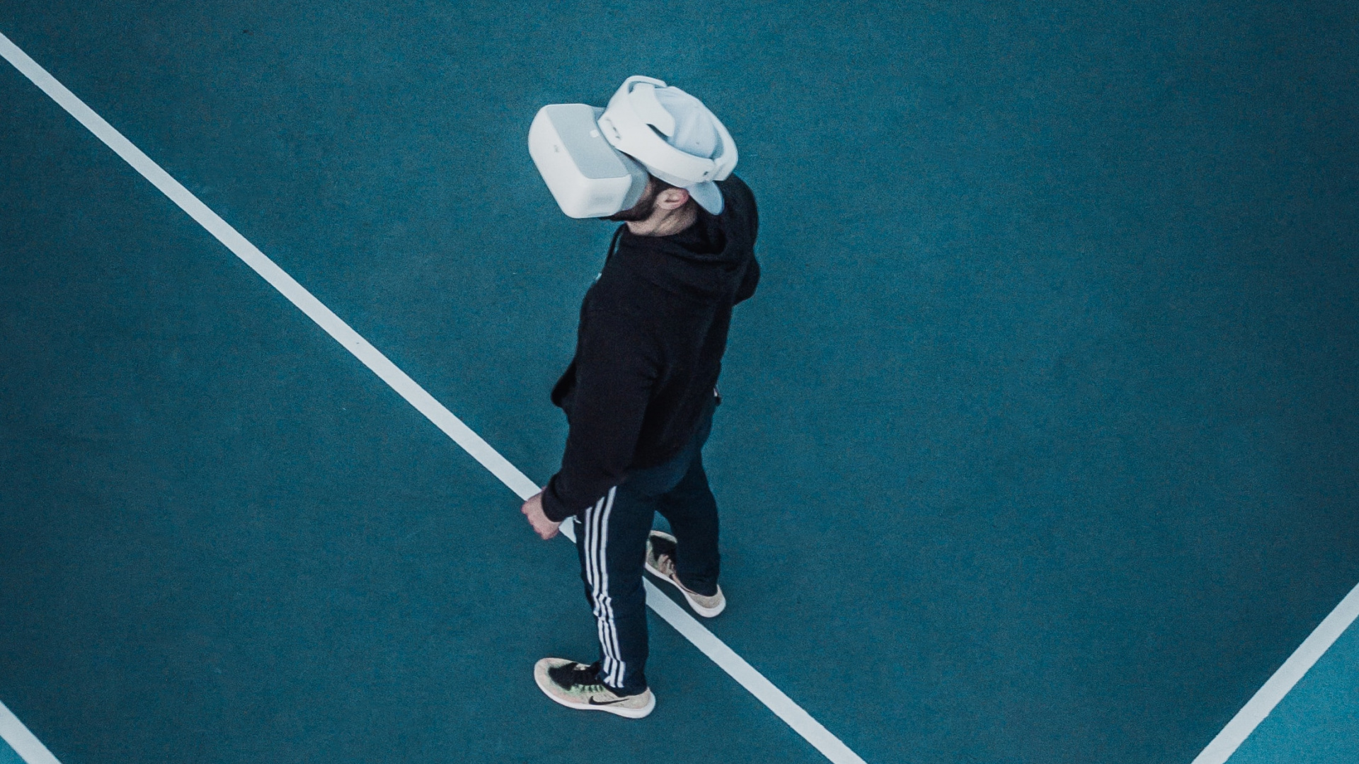 Person in Schwarzer Jacke Und Weißem Hut, Die Auf Grünem Boden Spielt. Wallpaper in 1920x1080 Resolution