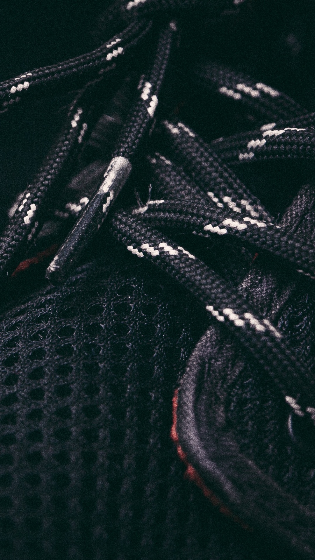 Schwarz-weißer Schnürschuh. Wallpaper in 1080x1920 Resolution