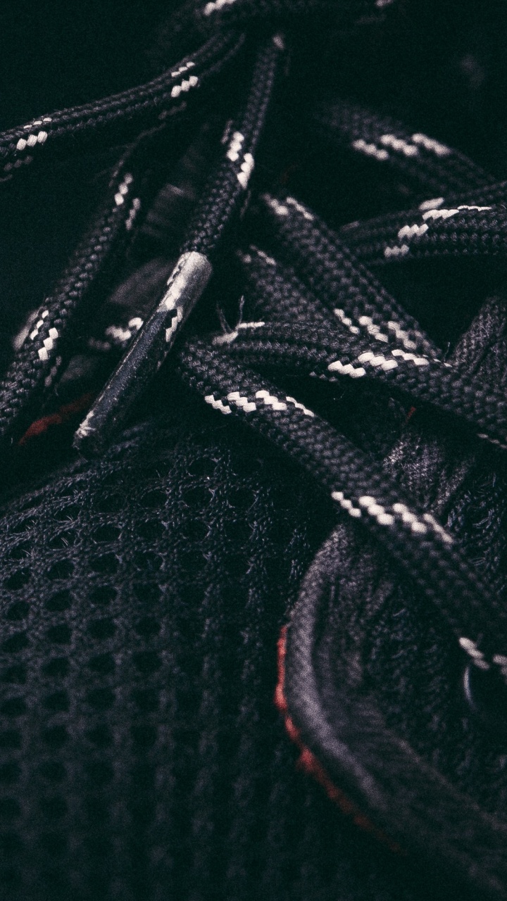 Schwarz-weißer Schnürschuh. Wallpaper in 720x1280 Resolution