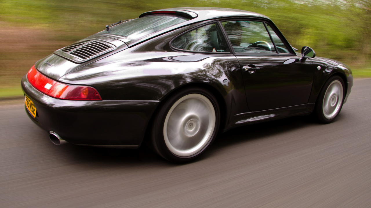 Mercedes Benz Coupé Noir Sur Route. Wallpaper in 1280x720 Resolution