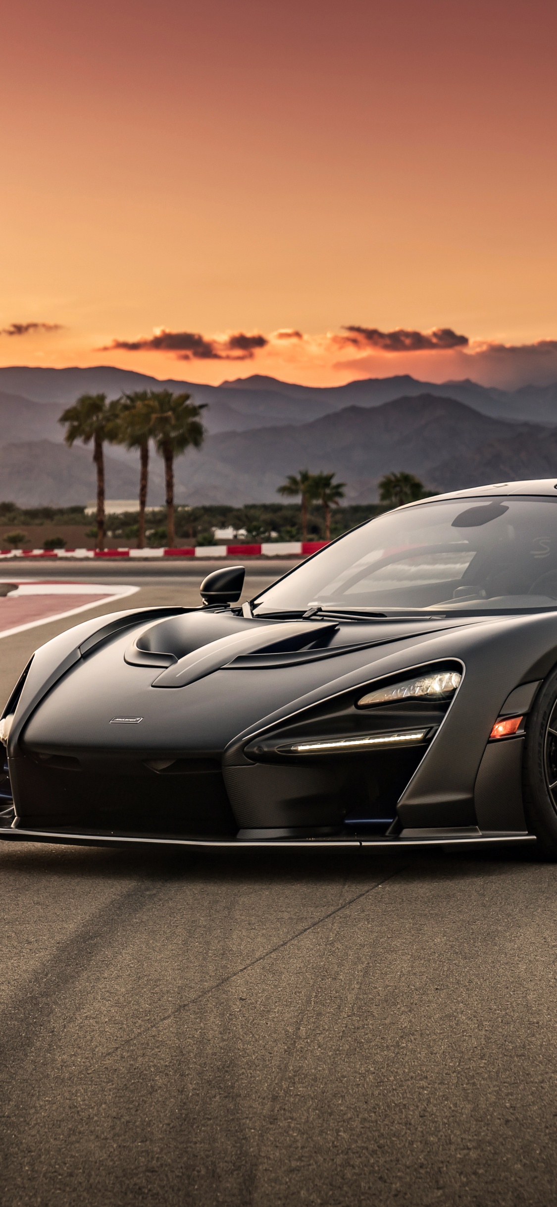 Porsche 911 Noire Sur Route Pendant le Coucher du Soleil. Wallpaper in 1125x2436 Resolution