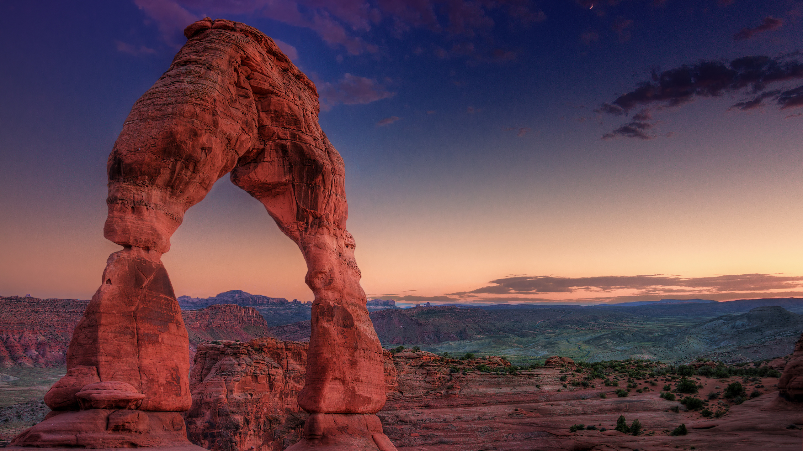 Brown Rock Formation Near Body of Water During Daytime. Wallpaper in 2560x1440 Resolution