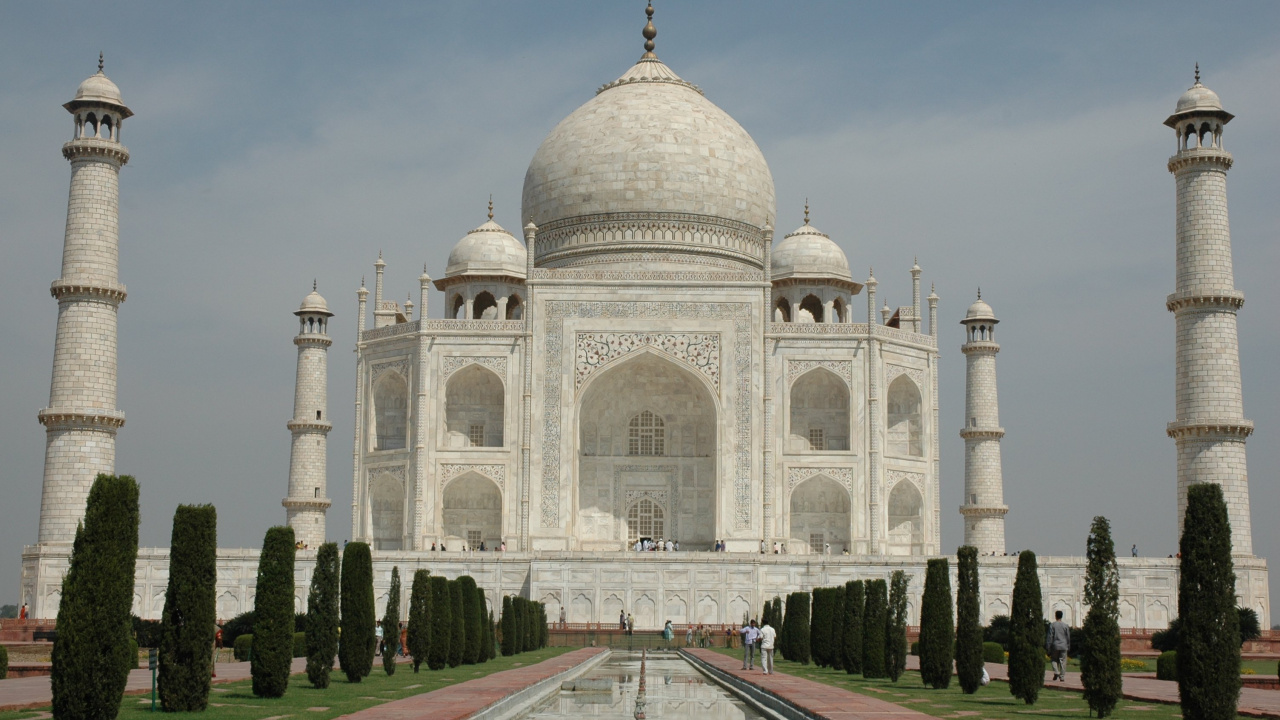 Weißes Betongebäude Unter Blauem Himmel Tagsüber. Wallpaper in 1280x720 Resolution