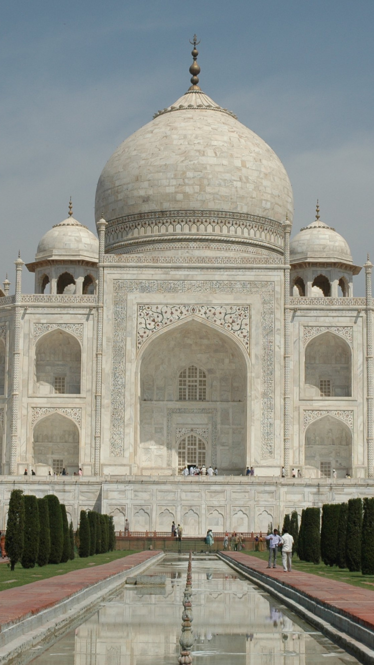 Weißes Betongebäude Unter Blauem Himmel Tagsüber. Wallpaper in 750x1334 Resolution