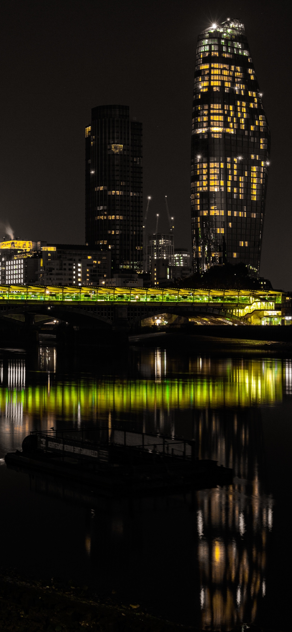 Horizon de la Ville Pendant la Nuit. Wallpaper in 1242x2688 Resolution