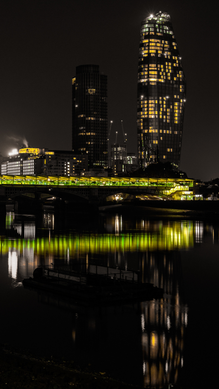 Horizon de la Ville Pendant la Nuit. Wallpaper in 750x1334 Resolution