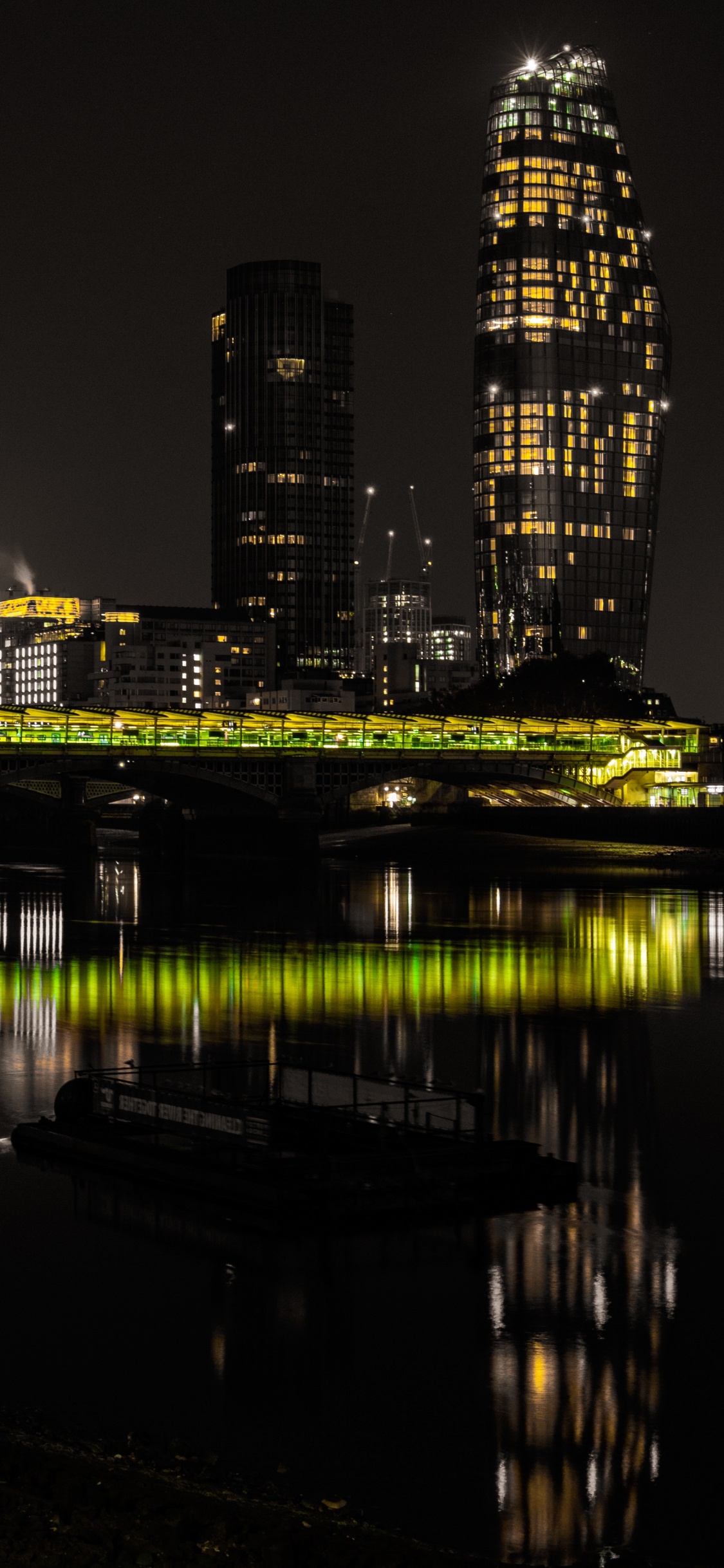 Skyline Der Stadt Bei Nacht Night. Wallpaper in 1125x2436 Resolution