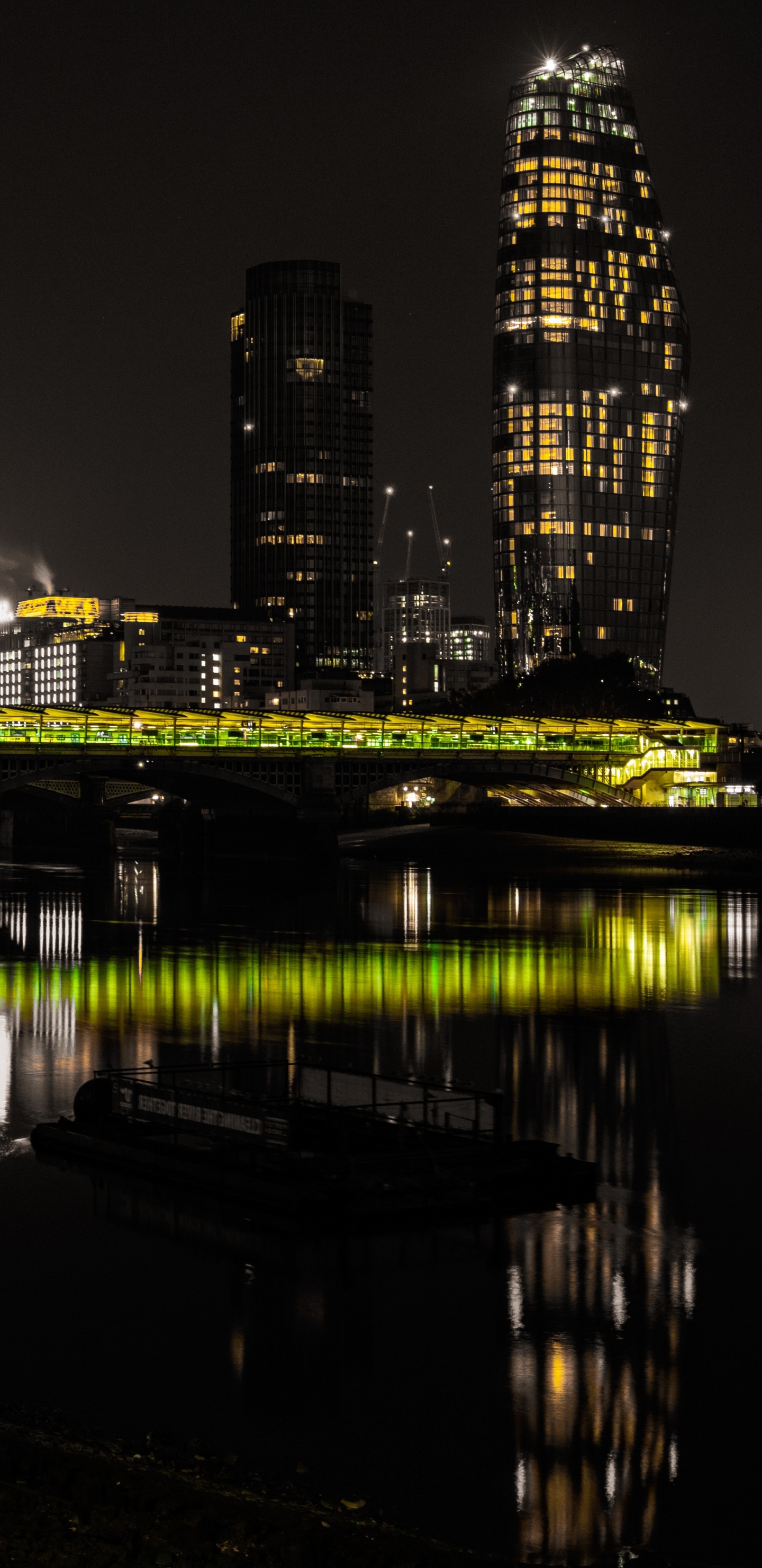 Skyline Der Stadt Bei Nacht Night. Wallpaper in 1440x2960 Resolution