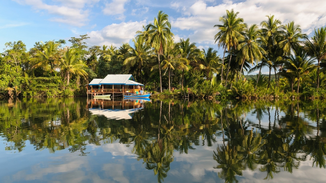 Maison en Bois Bleu et Blanc Sur le Lac Pendant la Journée. Wallpaper in 1366x768 Resolution