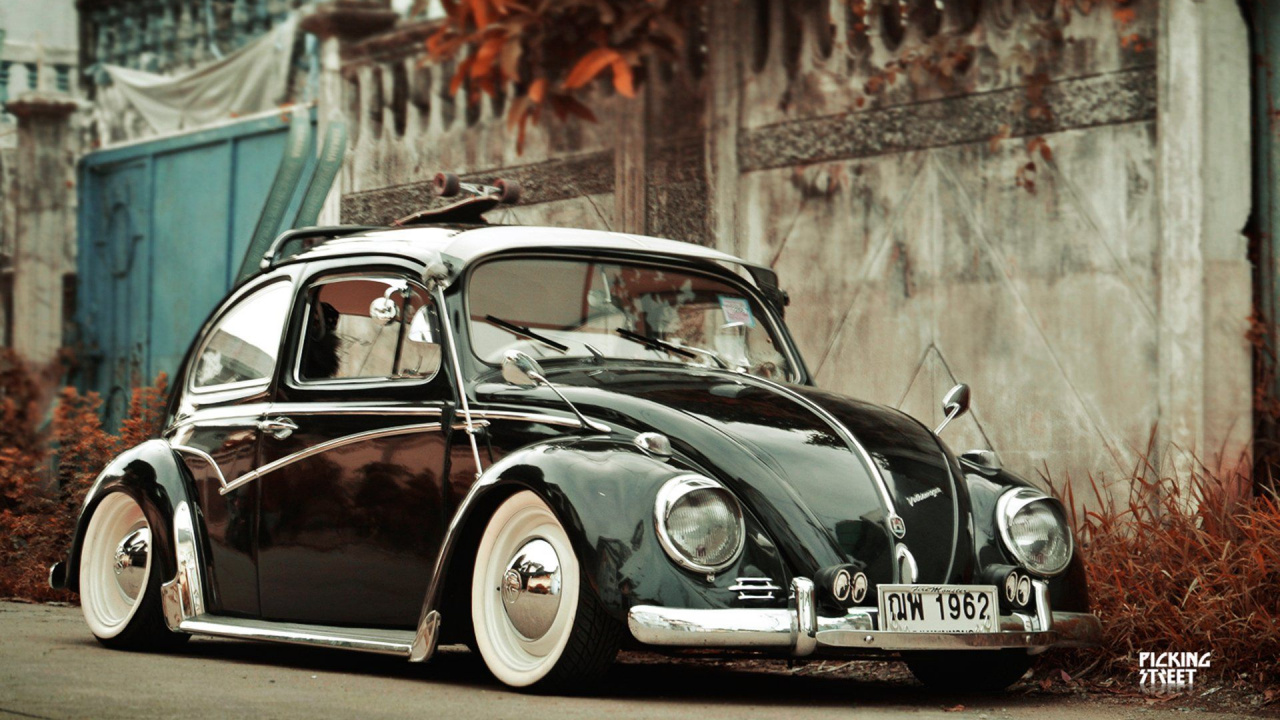 Coche Clásico Negro Aparcado Junto al Edificio Durante el Día. Wallpaper in 1280x720 Resolution