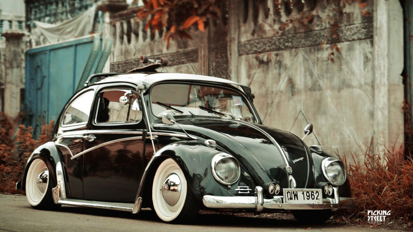 Black Classic Car Parked Beside Building During Daytime. Wallpaper in 1366x768 Resolution