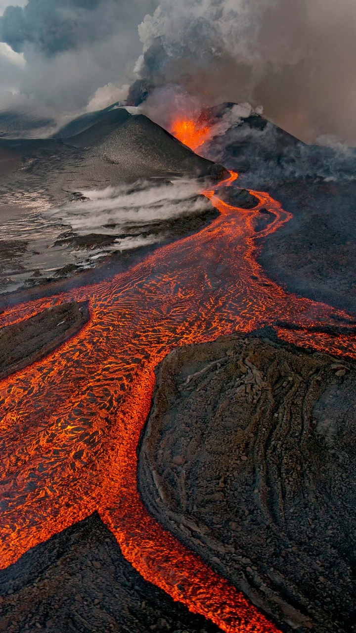 Brauner Und Schwarzer Berg Unter Weißen Wolken Tagsüber. Wallpaper in 720x1280 Resolution