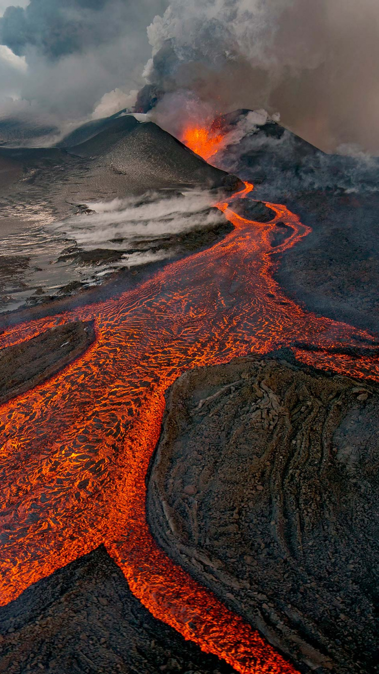 Brauner Und Schwarzer Berg Unter Weißen Wolken Tagsüber. Wallpaper in 750x1334 Resolution