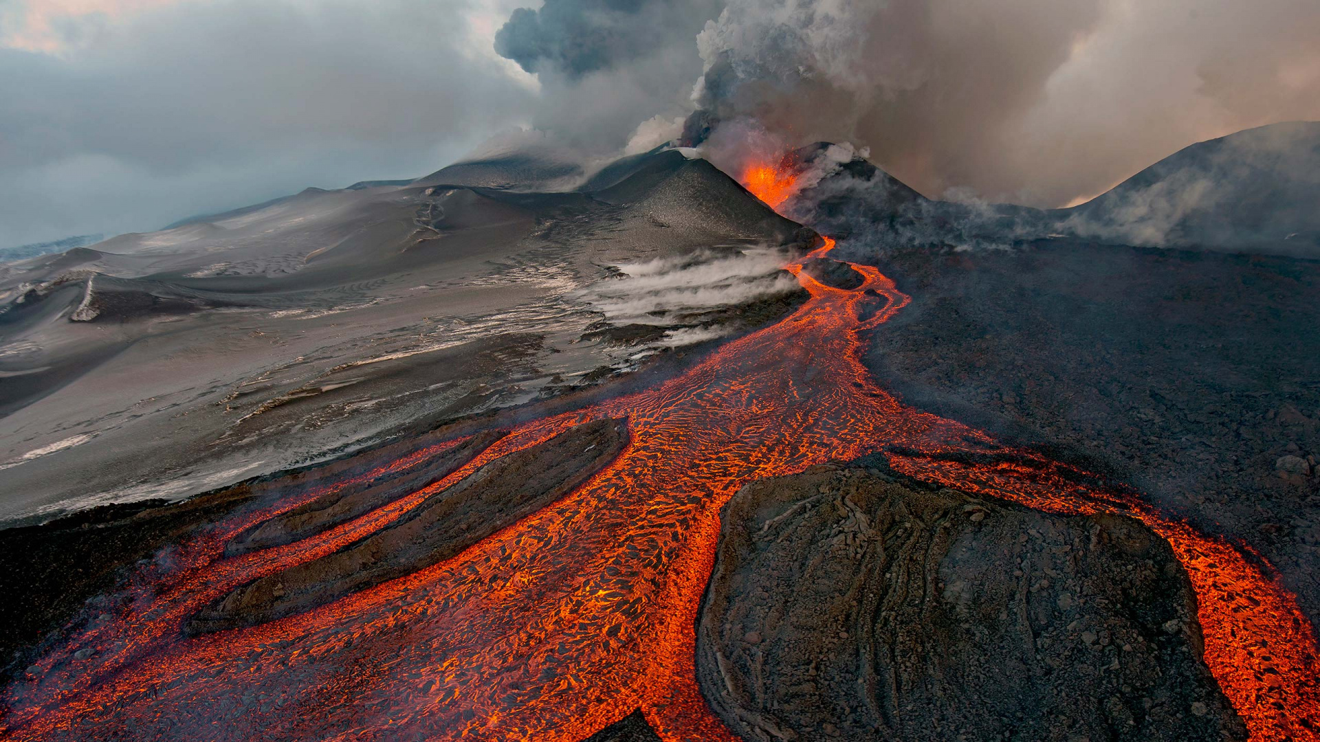 Montaña Marrón y Negra Bajo Nubes Blancas Durante el Día. Wallpaper in 1920x1080 Resolution