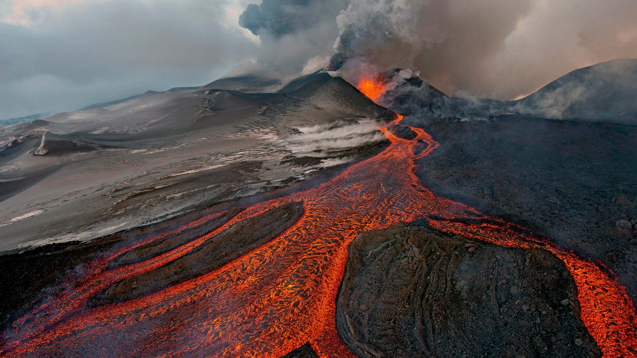 Montagne Brune et Noire Sous Des Nuages Blancs Pendant la Journée. Wallpaper in 1280x720 Resolution