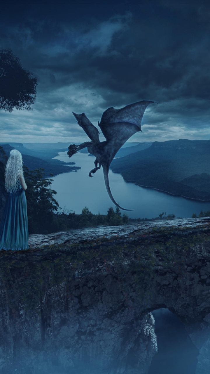 Frau im Weißen Kleid, Die Auf Einer Felsformation in Der Nähe Eines Gewässers Steht. Wallpaper in 720x1280 Resolution