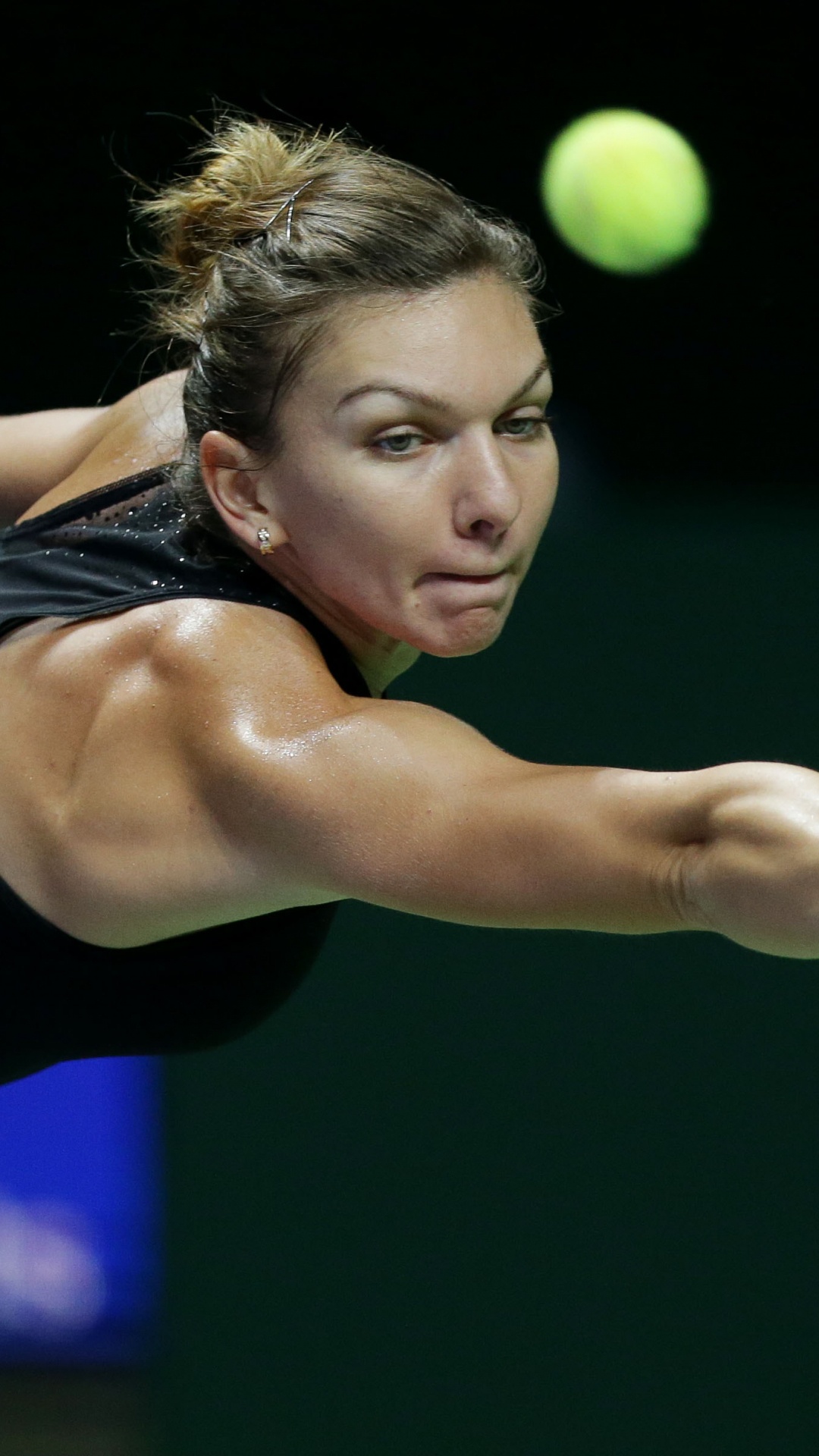 Mujer en Camiseta Sin Mangas Azul y Blanca Con Raqueta de Tenis Blanca y Roja. Wallpaper in 1080x1920 Resolution