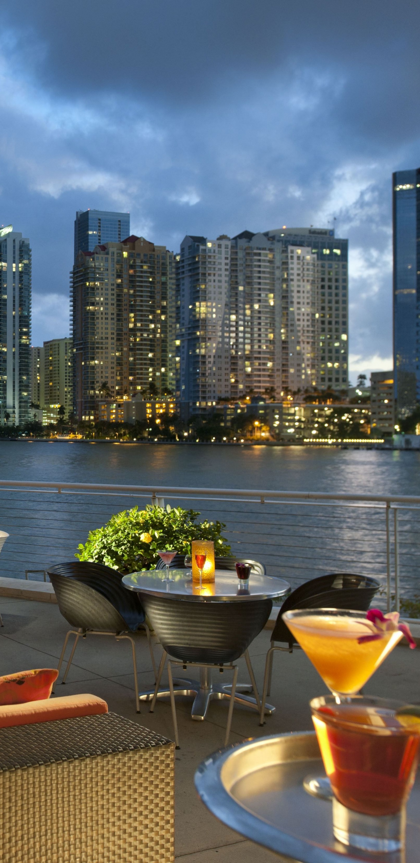 Sillas y Mesa Marrones y Negras Cerca Del Cuerpo de Agua Durante el Día. Wallpaper in 1440x2960 Resolution