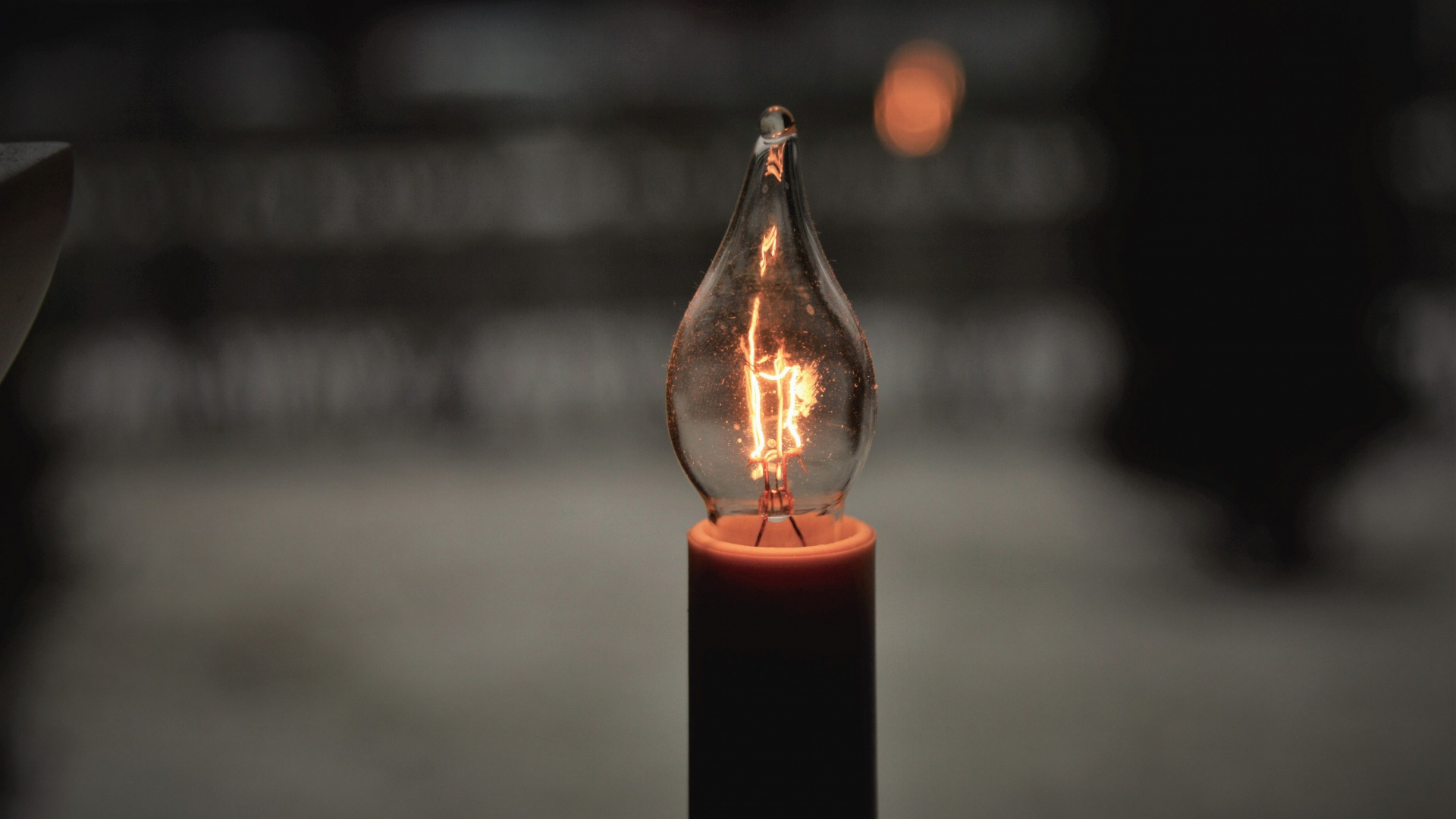 Rote Stumpenkerze in Tilt-Shift-Linse. Wallpaper in 1920x1080 Resolution