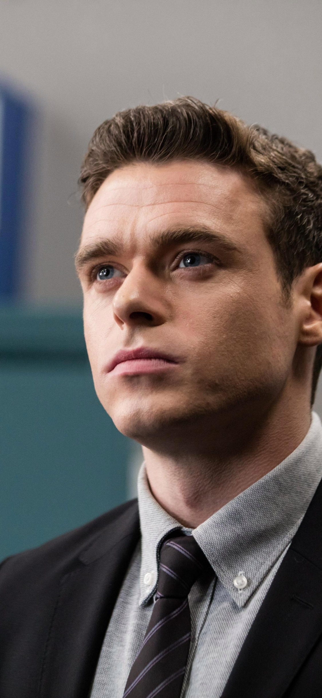 Homme en Veste de Costume Noir. Wallpaper in 1125x2436 Resolution