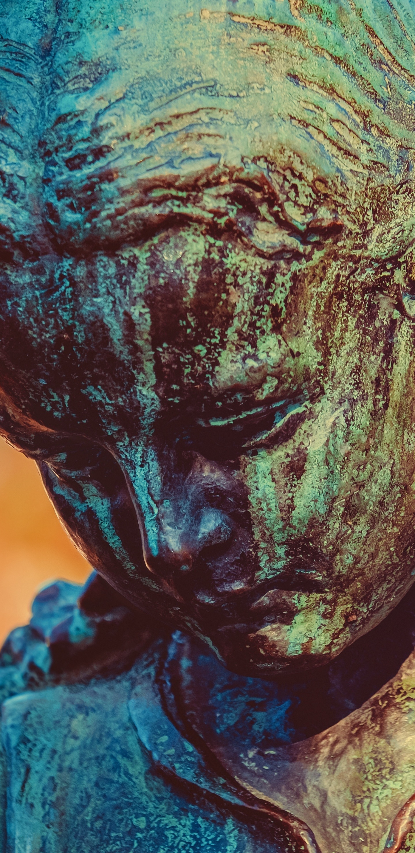 Statue D'homme en Béton Noir. Wallpaper in 1440x2960 Resolution