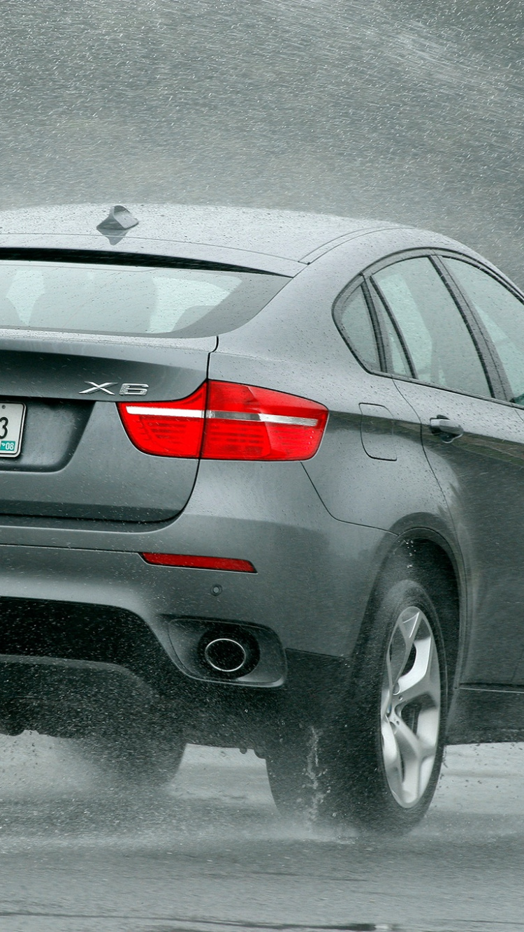Bmw x 6 Negro Sobre Carretera de Asfalto Gris. Wallpaper in 750x1334 Resolution