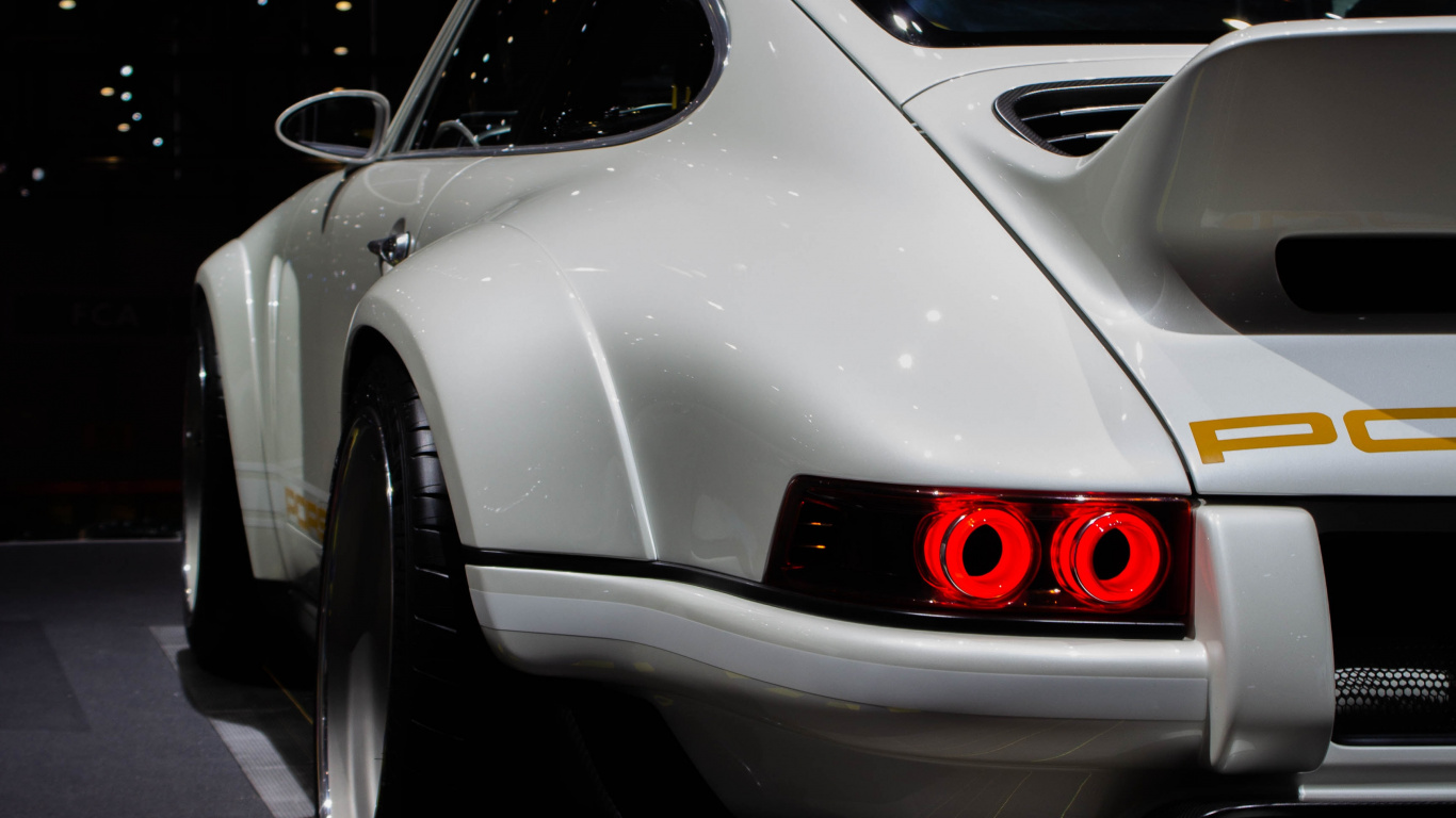 Silver Porsche 911 Estacionado en el Estacionamiento. Wallpaper in 1366x768 Resolution
