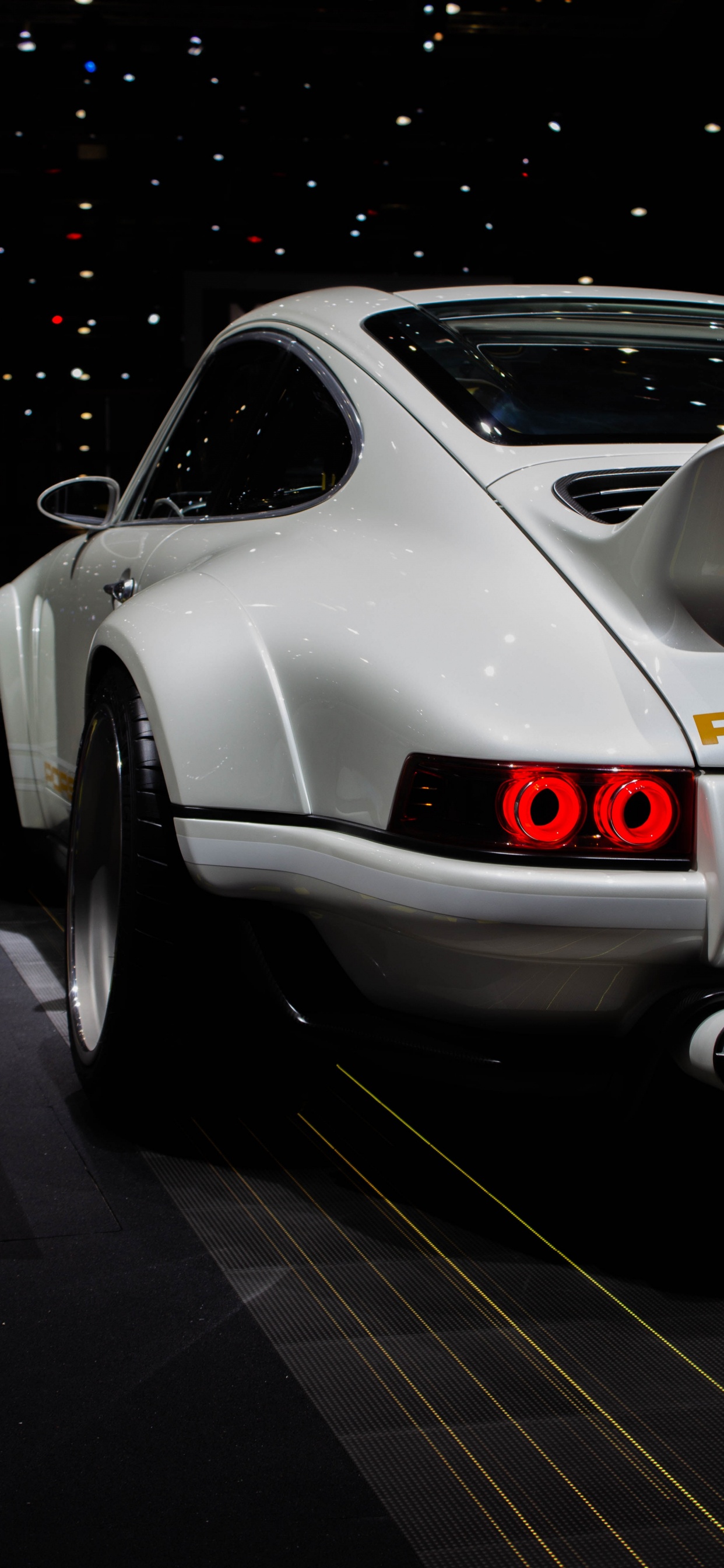 Silberner Porsche 911 Auf Parkplatz Geparkt. Wallpaper in 1242x2688 Resolution