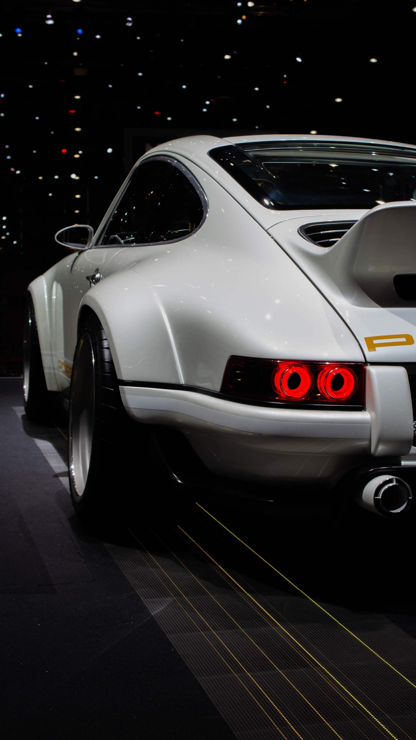 Silberner Porsche 911 Auf Parkplatz Geparkt. Wallpaper in 1440x2560 Resolution