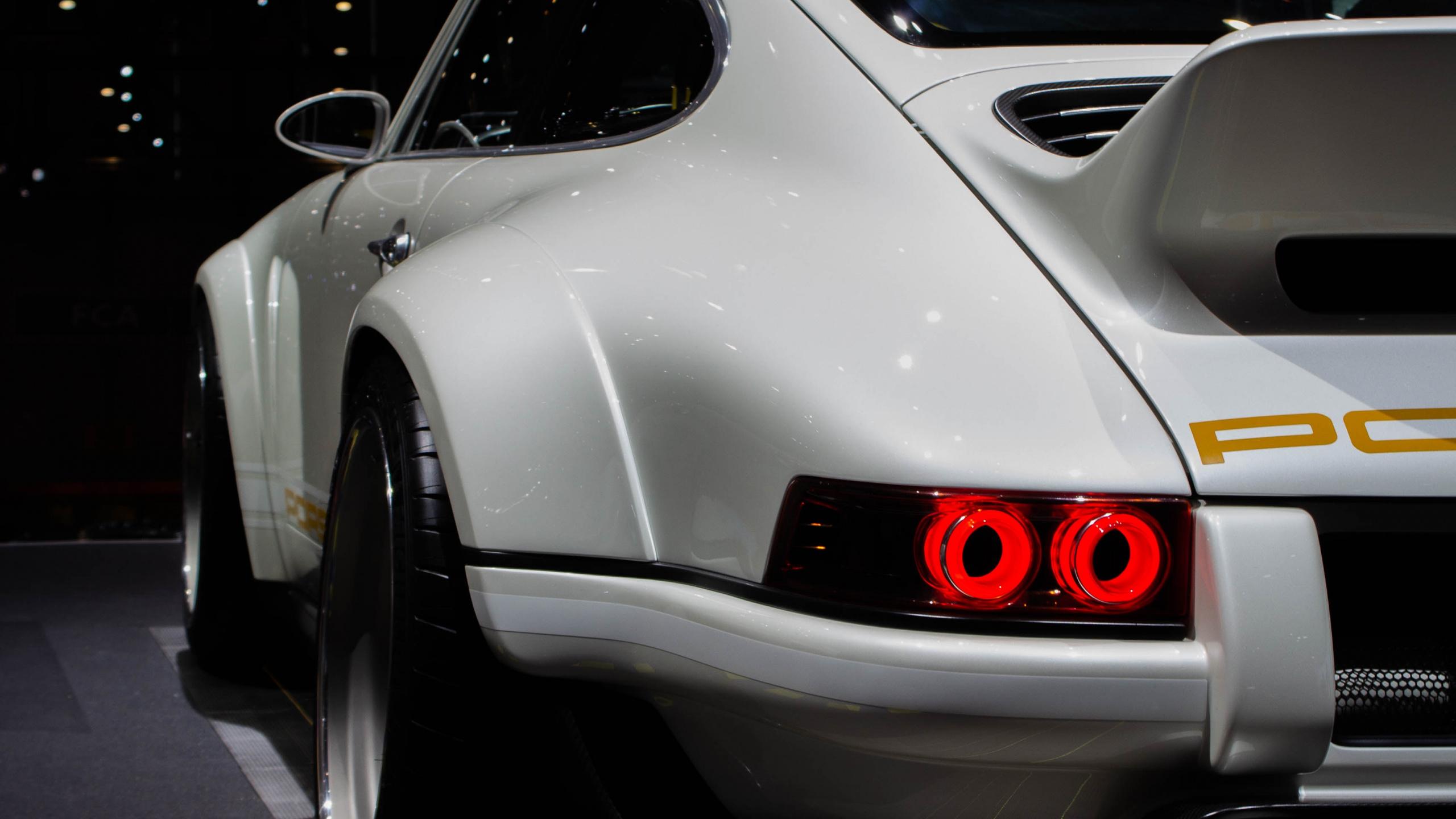 Silberner Porsche 911 Auf Parkplatz Geparkt. Wallpaper in 2560x1440 Resolution