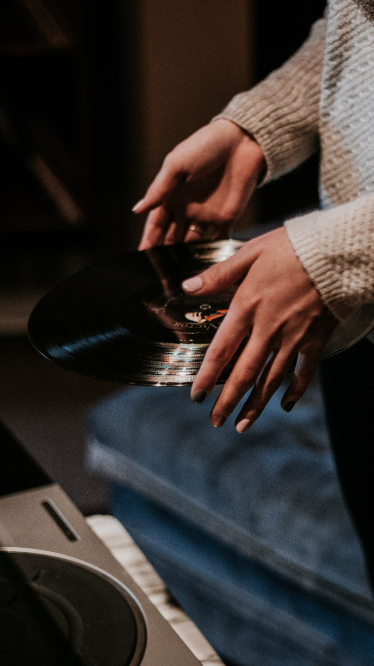 Sica, Mano, Dispositivo Electrónico, Pelaje, Rendimiento. Wallpaper in 750x1334 Resolution