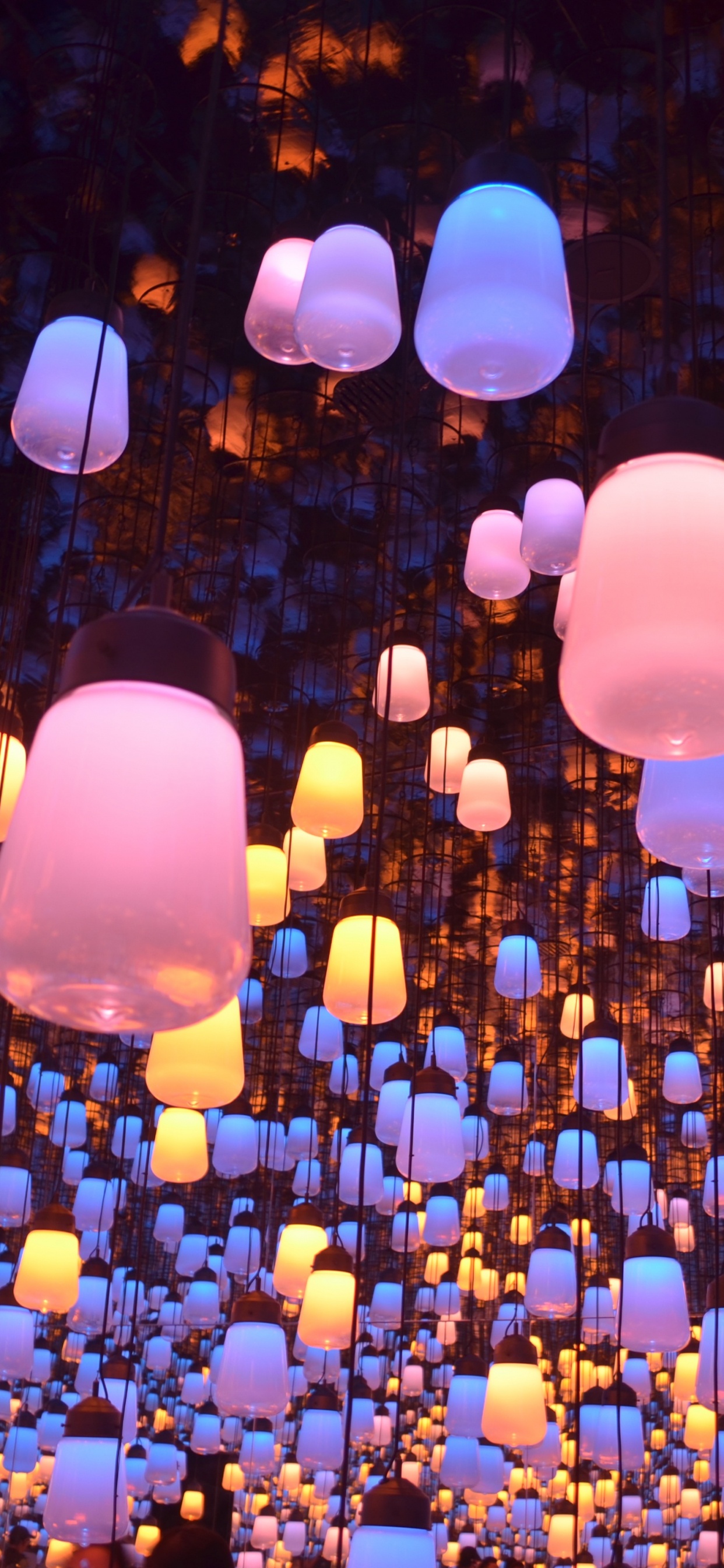 Gelbe Und Blaue Runde Lichter. Wallpaper in 1242x2688 Resolution